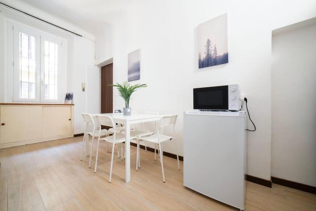 Apartment 4 Stops From The City Center Milaan Buitenkant foto